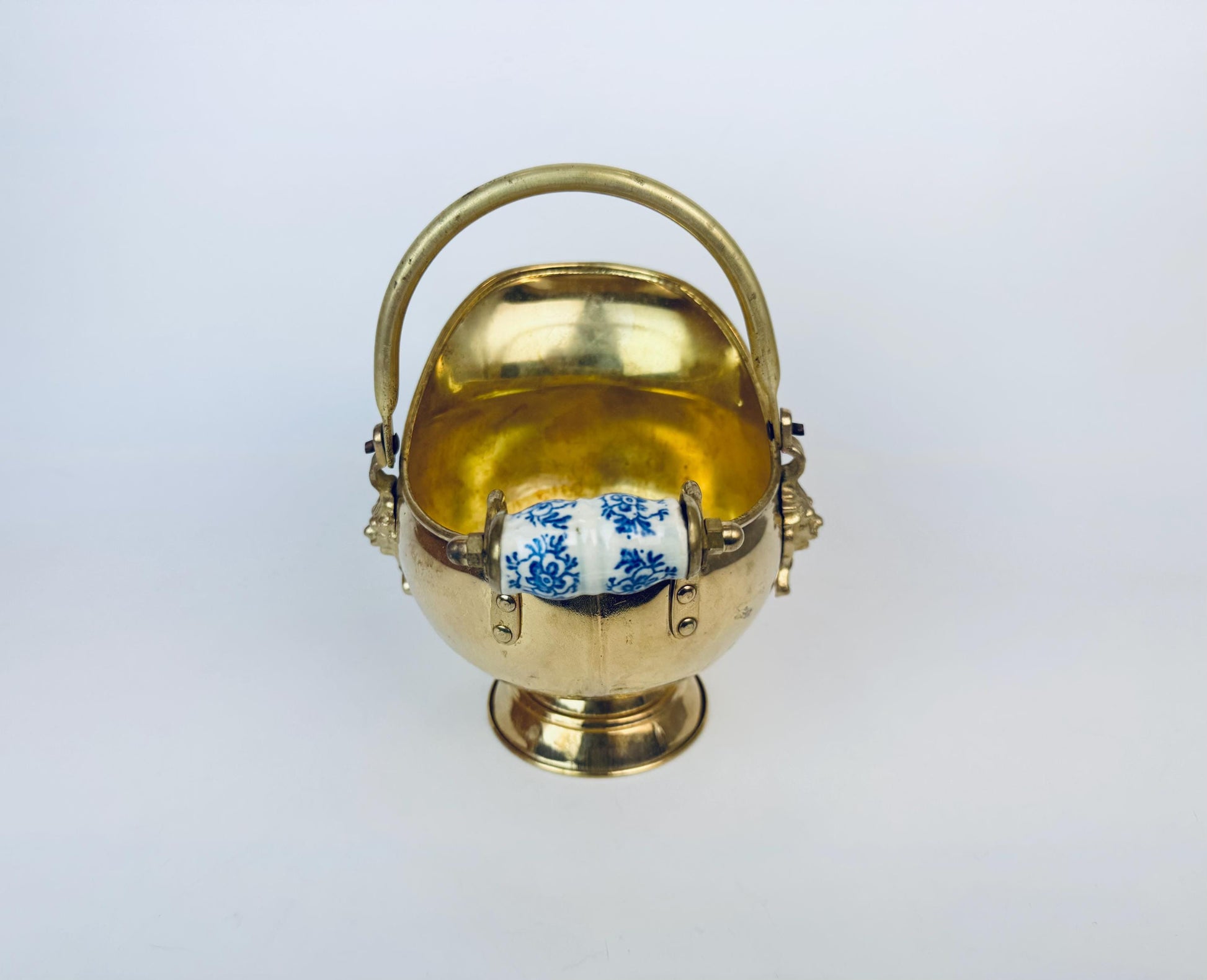 Product image for 'vintage brass lion head coal scuttle bucket elegant fireplace accent' (view 72e9c7)