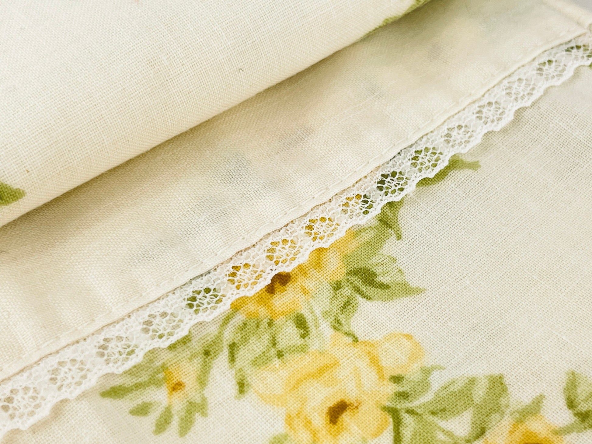 Product image for 'vintage dan river dantrel standard queen beige yellow floral pillow cases set of two 2 no iron muslin made in usa' (view b3c27b)