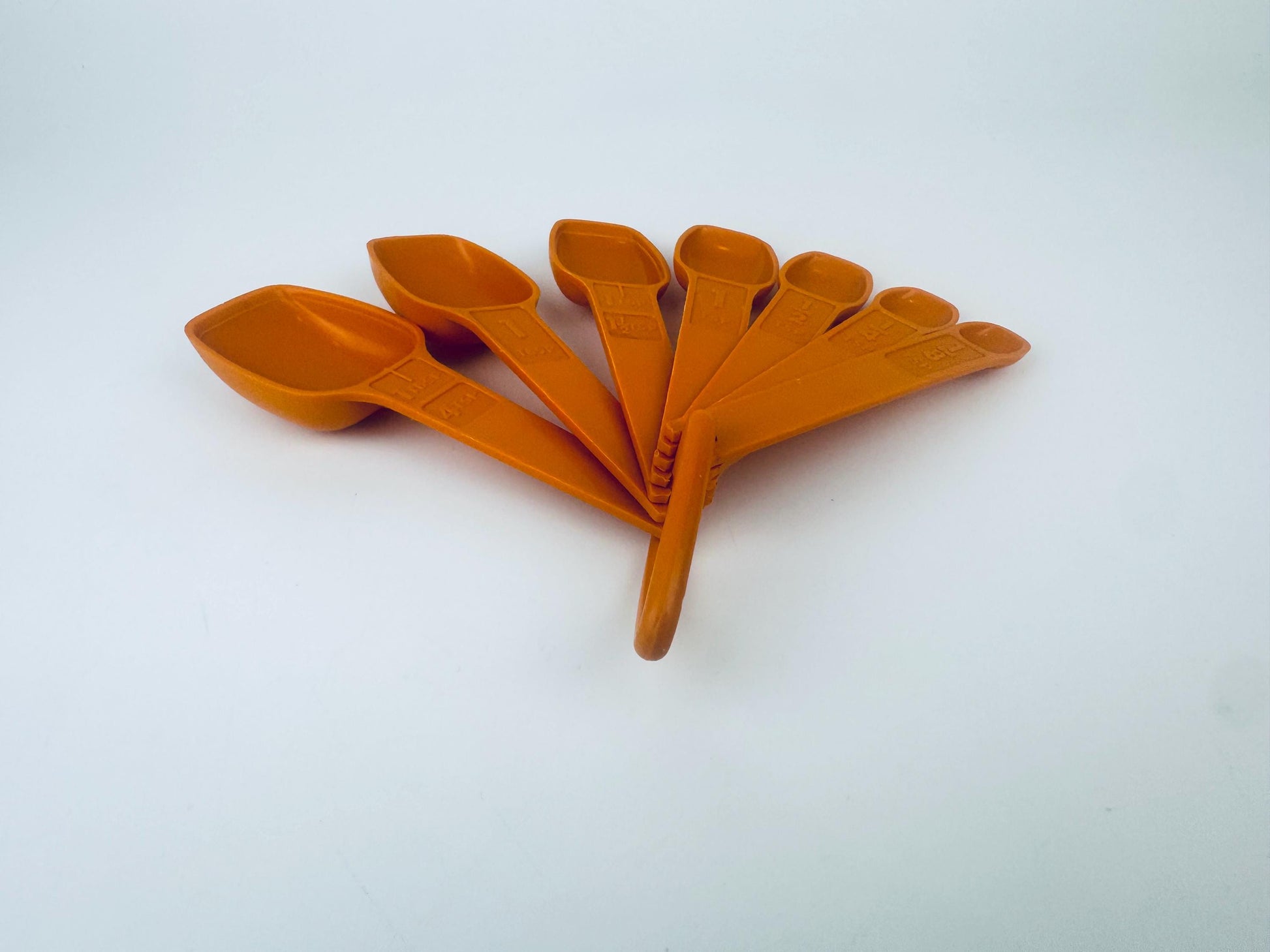 Product image for 'vintage 1980s tupperware orange plastic stacking measuring spoons classic retro kitchenware' (view a78882)