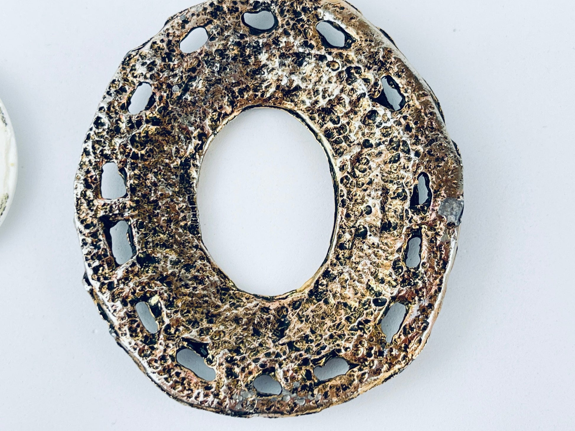 Product image for 'vintage ornate 24 kt gold plated cameo filigree oval brass metal frame wall mountable' (view ccb21f)