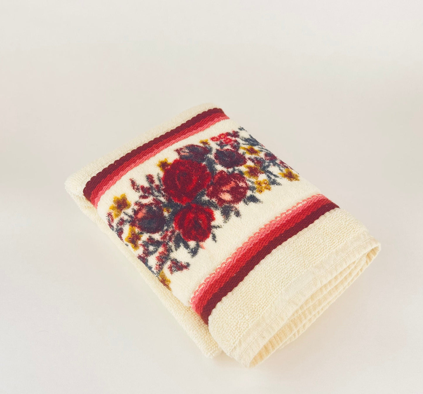 Product image for 'vintage beige red floral pattern bath shower towel vossen international made in west germany 100 cotton' (view 9dcb19)