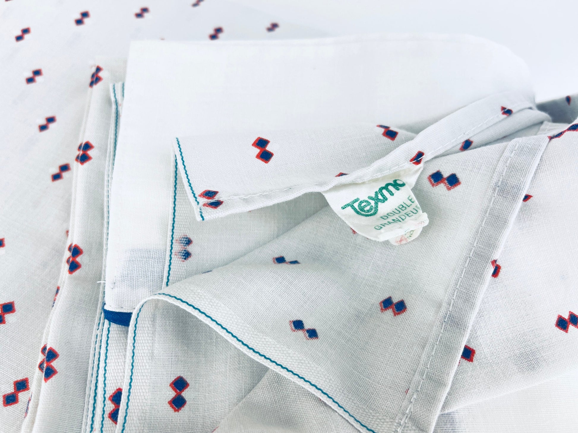 Product image for 'vintage texmade twin double sized single stitch flat sheet geometric double diamond pattern 80 20 cotton polyester made in canada' (view b37991)