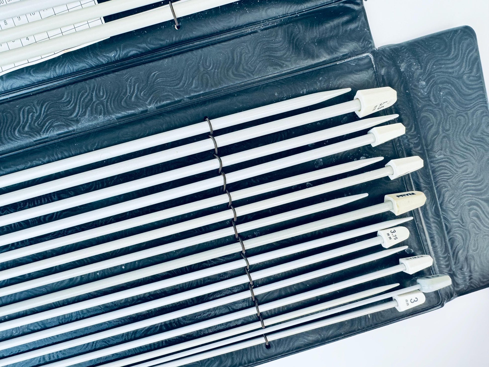 Product image for 'vintage knitting crochet needle kit includes variety needle sizes made in england' (view d88ed4)
