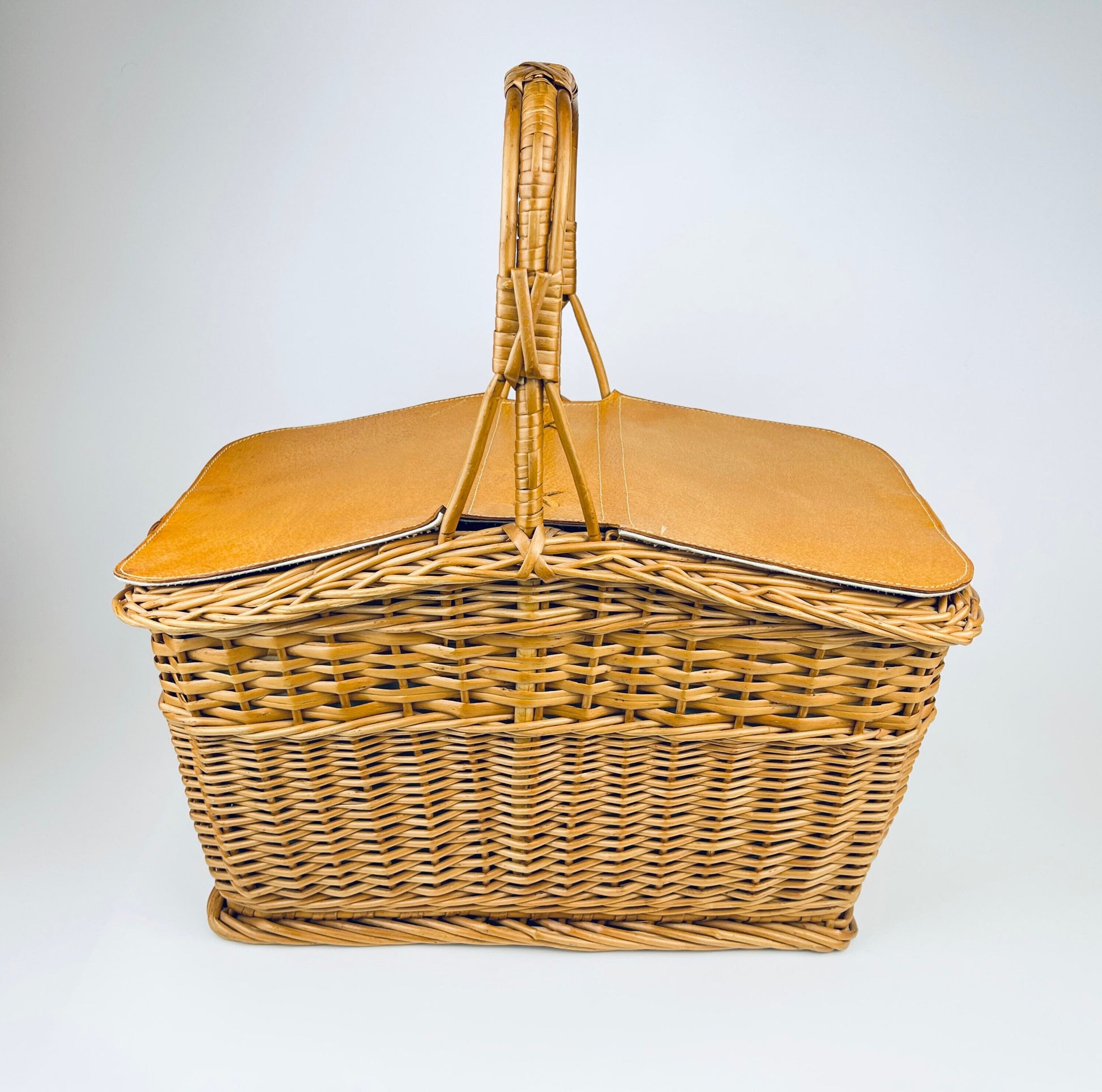 Product image for 'vintage dagmar leather wicker picnic basket made in poland' (view 9ee261)