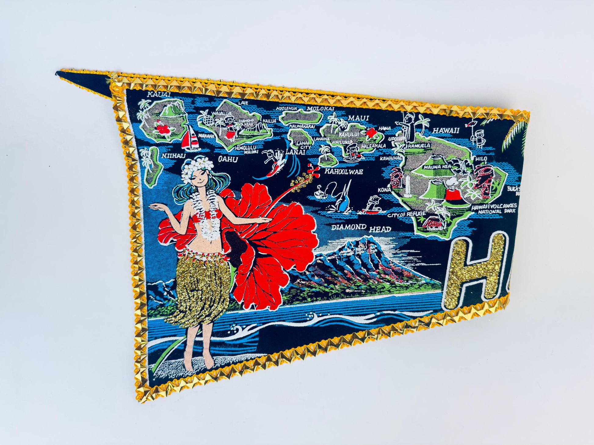 Product image for 'vintage hawaii souvenir the 50th state large tapered pennant wall hanging' (view 9fe803)