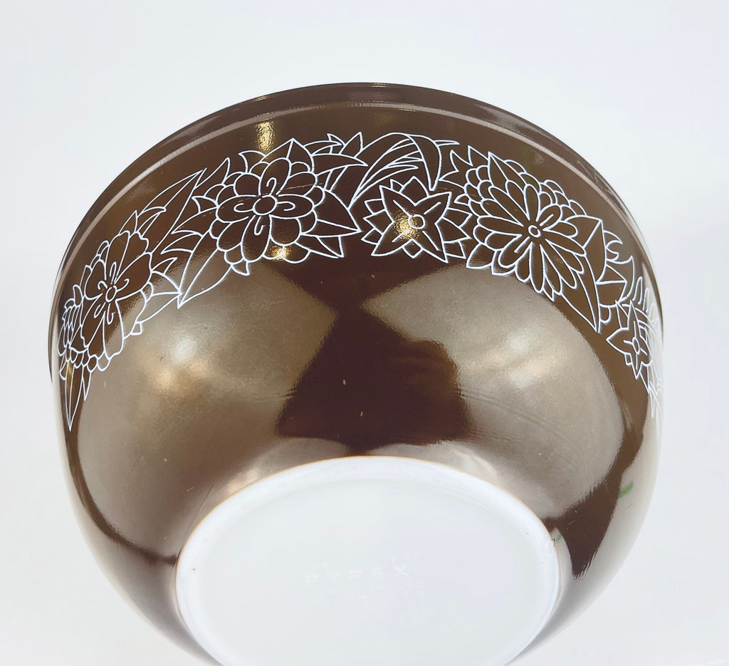 Product image for 'vintage woodland pyrex mixing bowl 403 2 1 2 l 2 1 2 qt' (view 7c0441)