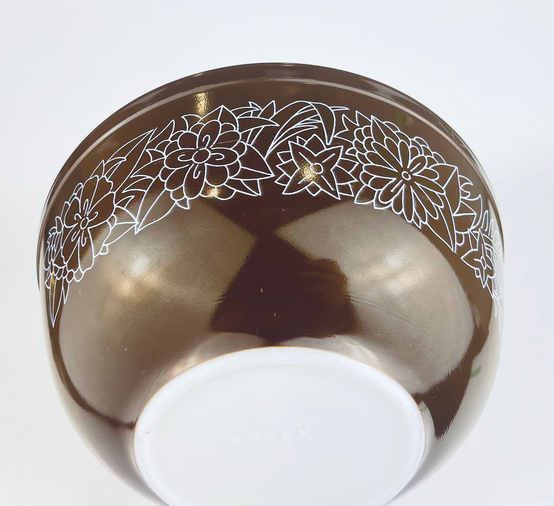 Product image for 'vintage woodland pyrex mixing bowl 403 2 1 2 l 2 1 2 qt' (view 7c0441)
