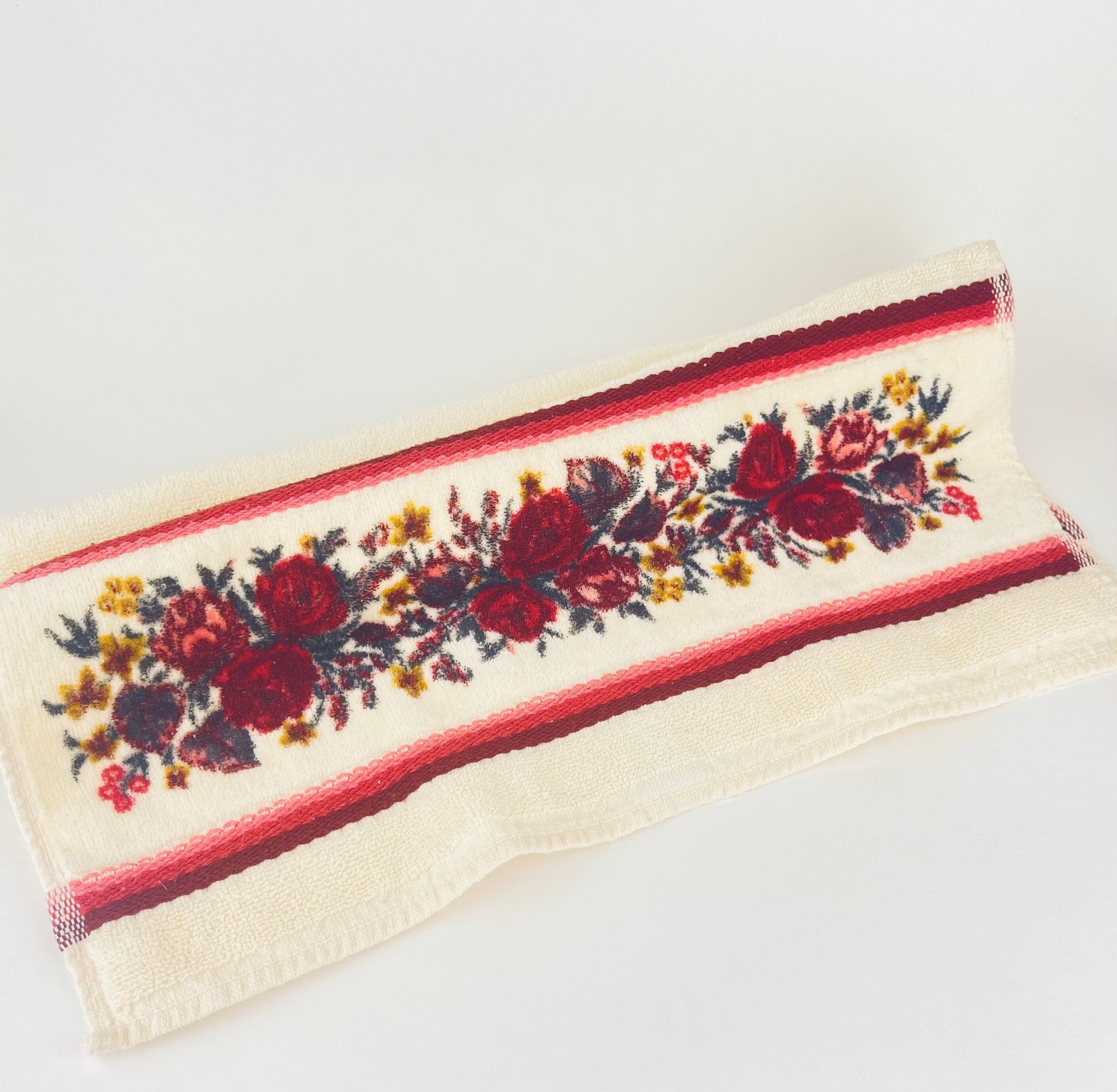 Product image for 'vintage beige red floral pattern bath shower towel vossen international made in west germany 100 cotton' (view a68ca3)