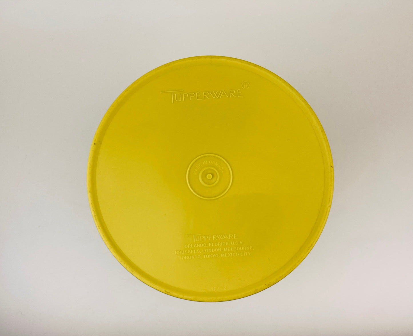 Product image for 'vintage yellow plastic tupperware countertop containers servalier lid starburst pattern made in canada sets sold separately' (view e007c5)