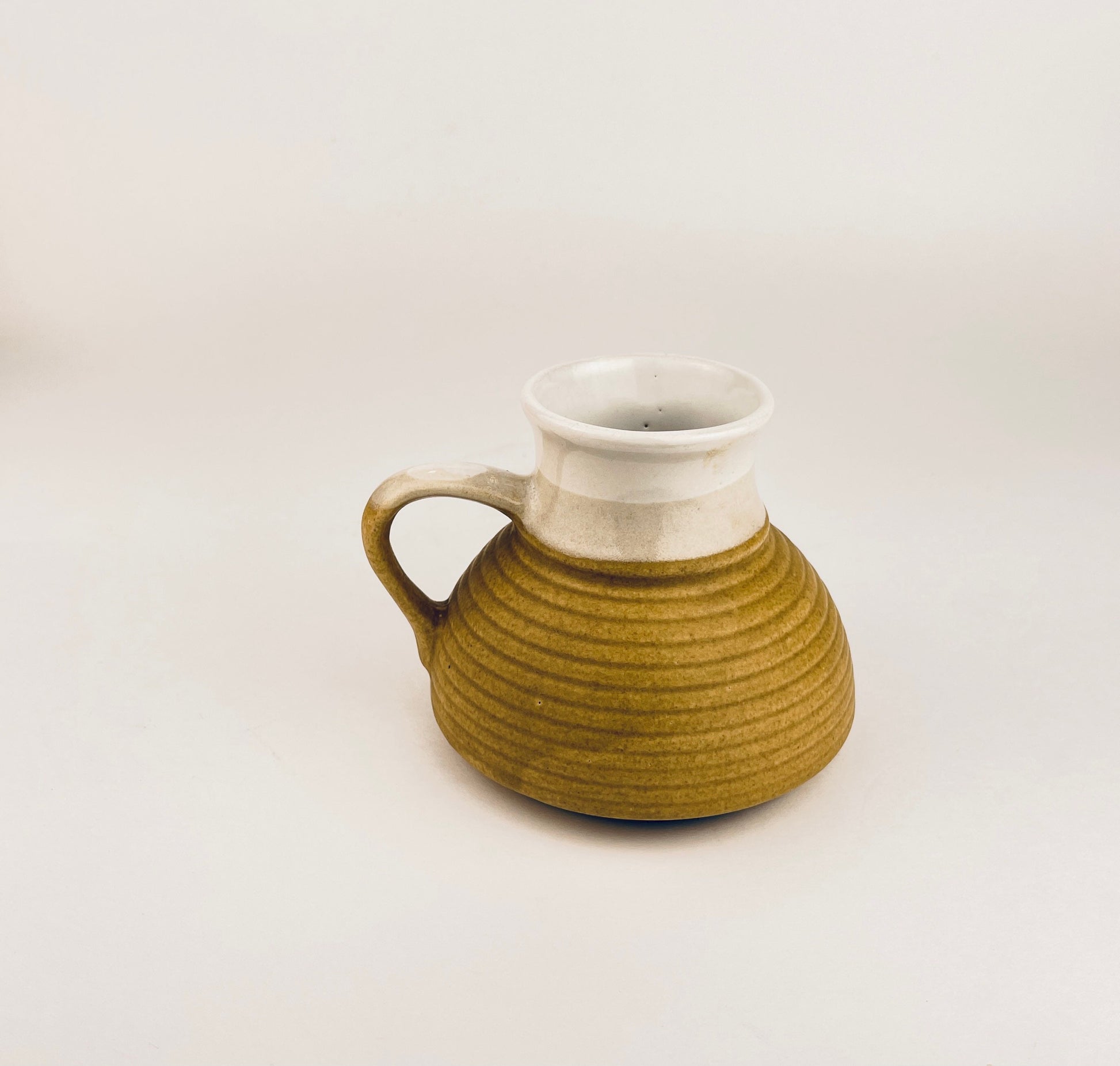 Product image for 'vintage two toned no drip drip glazed handled porcelain travel mug' (view 55c67b)