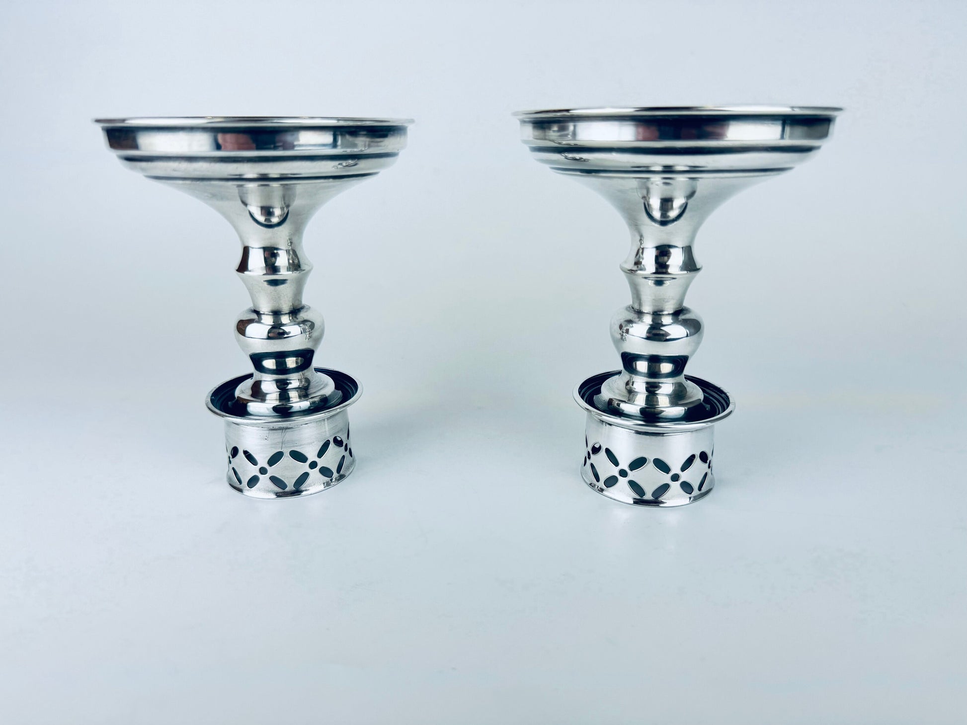 Product image for 'vintage wm rogers silver plated copper candlestick holders set of two 2 made in canada 1020' (view b0bb35)
