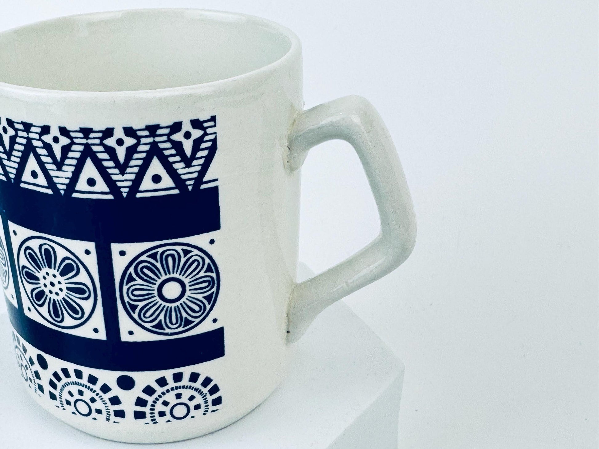 Product image for 'vintage mid century modern c e england ceramic mugs set of 2' (view 08e90f)