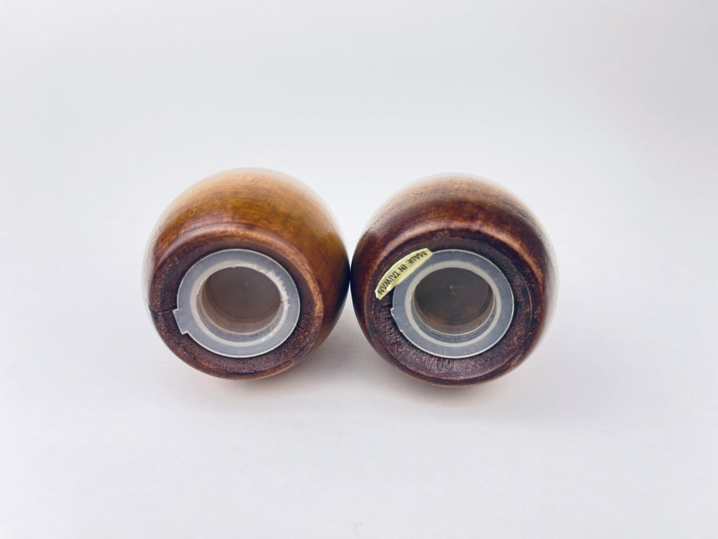 Product image for 'vintage mcm oblong shaped wood salt pepper wood shakers' (view ac6118)