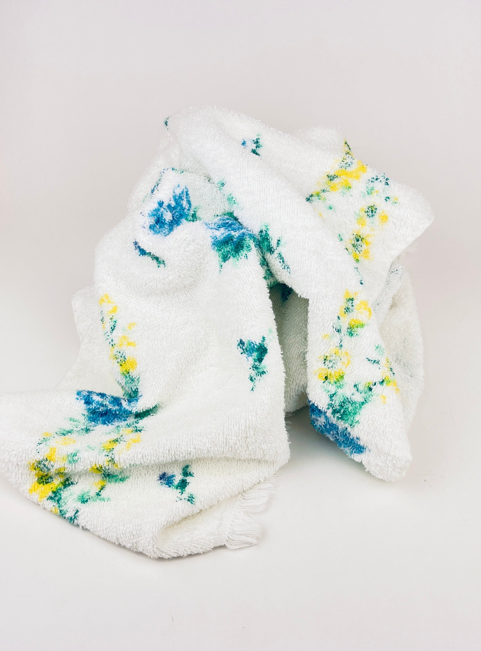 Product image for 'vintage blue floral bath fringe towel cotton polyester blend made in canada' (view 2e3ec6)
