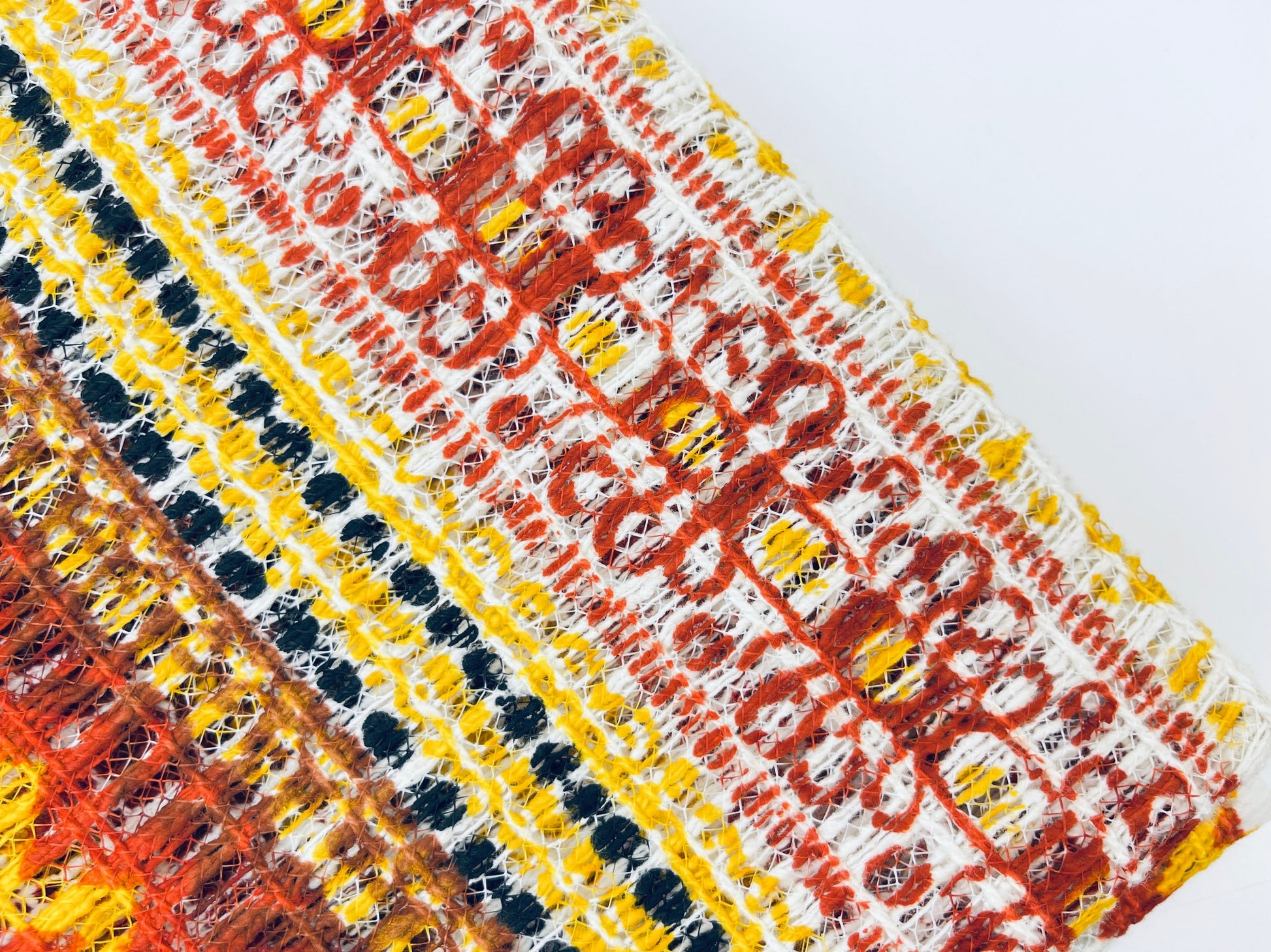 Product image for 'vintage groovy daisy flower power thick woven cotton polyester blend fabric' (view 2bcf98)