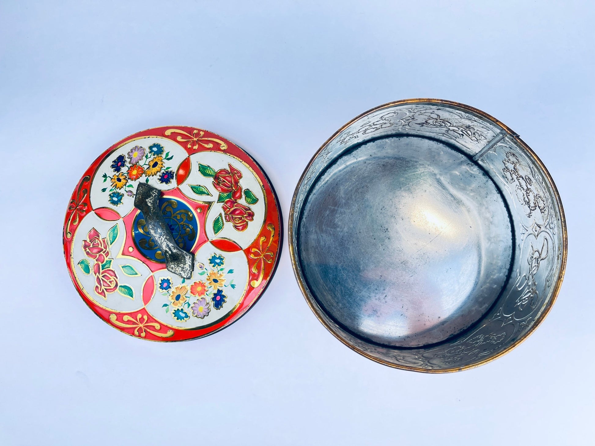 Product image for 'vintage gray dunn round tin red gold floral pattern product of scotland' (view 19cf00)