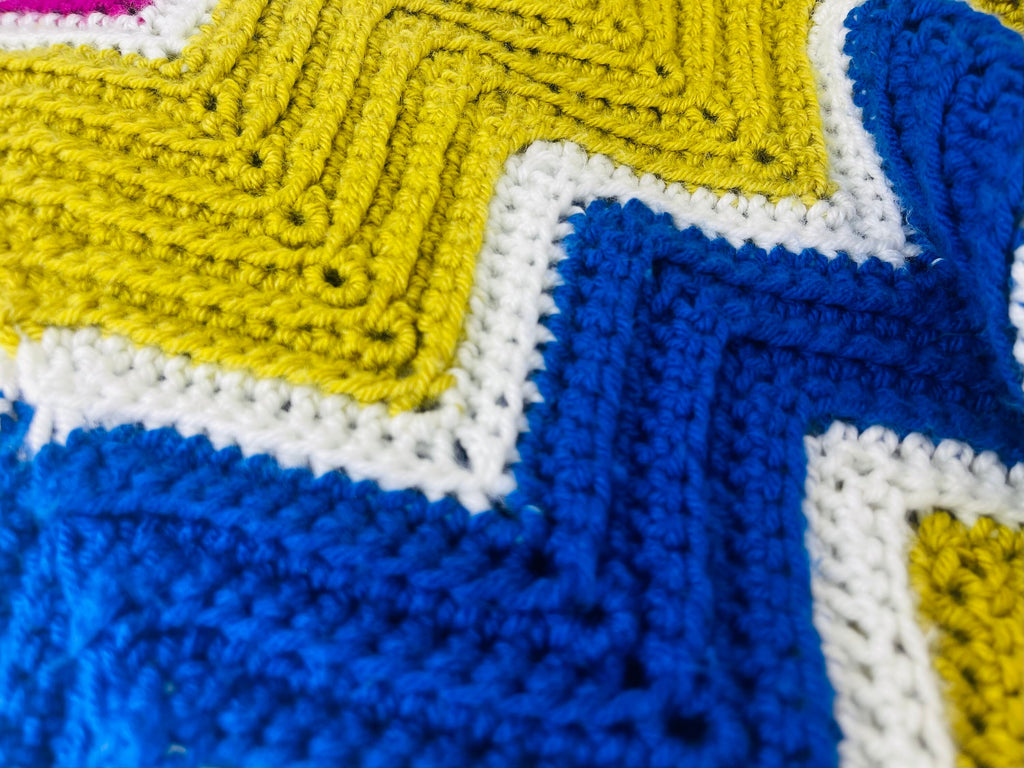 Product image for 'vintage handmade granny square afghan with scalloped edge cozy retro charm' (view 3a995f)