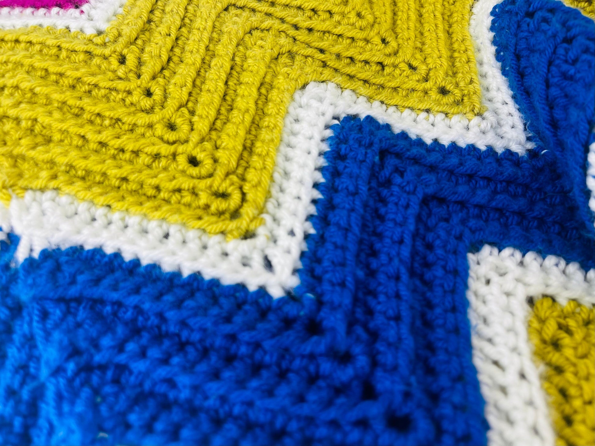 Product image for 'vintage handmade granny square afghan with scalloped edge cozy retro charm' (view 3a995f)