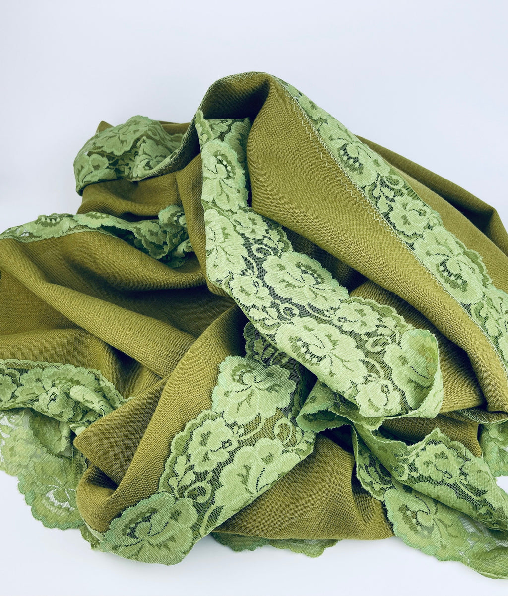 Product image for 'vintage olive green lace edge table cloth 51 x 67' (view 95f9e5)