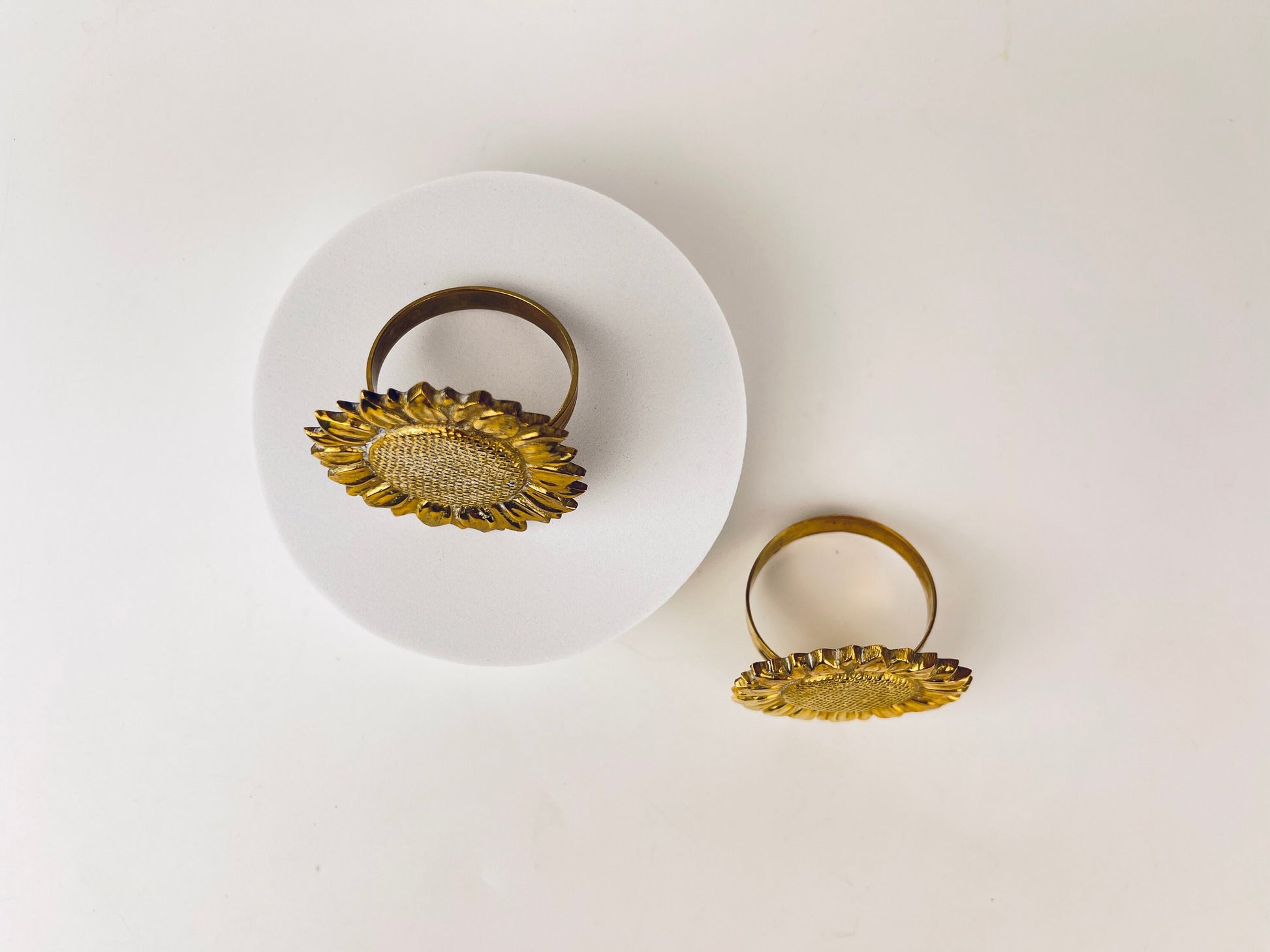 Product image for 'vintage brass sunflower napkin ring holders set of two 2 attractive aged patina' (view a6a219)