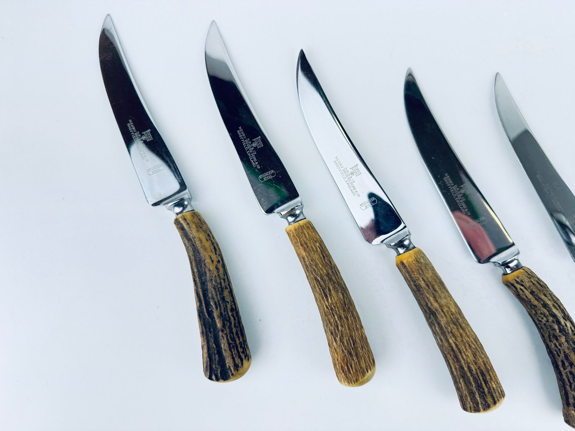 Product image for 'vintage genuine antler handles henry rogers sons co serrated stainless steel steak knife set set of six 6 made in england' (view 56213a)