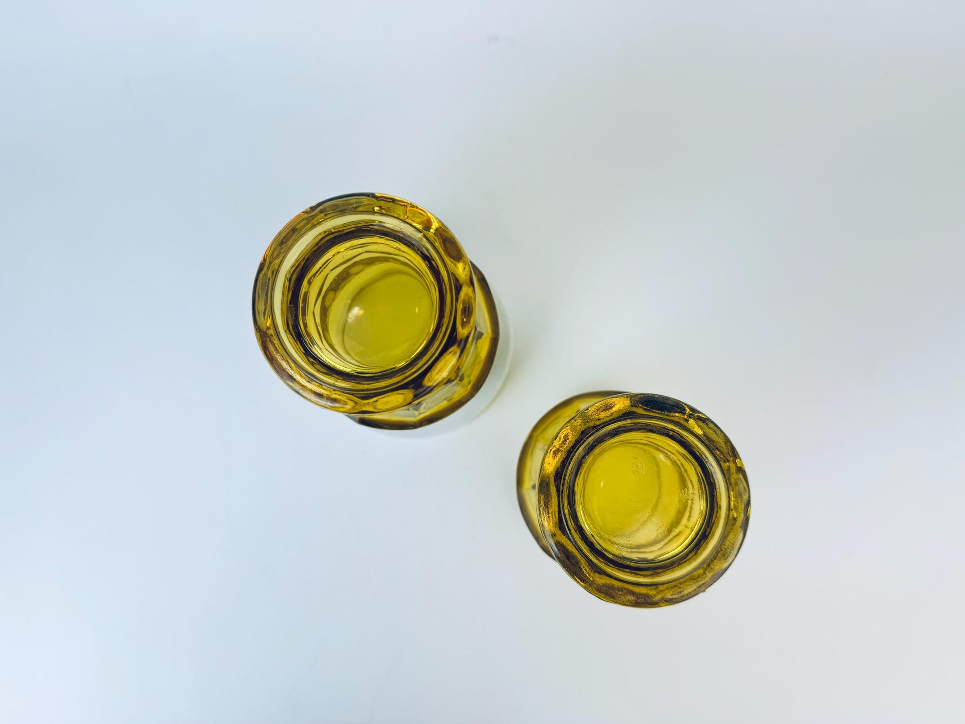 Product image for 'vintage amber chiselled heavy glass pedestal glasses set of two 2 anchor hocking made in usa' (view e39bf4)