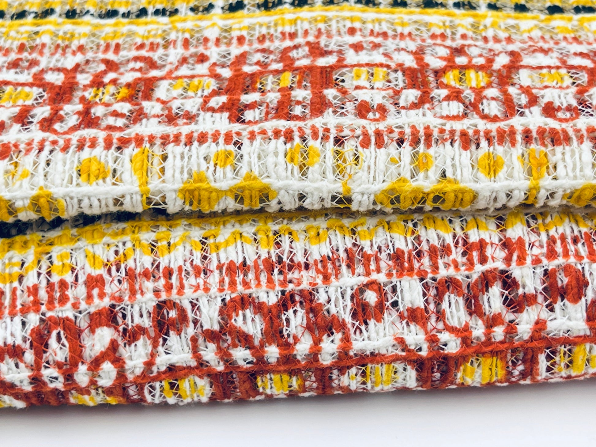 Product image for 'vintage groovy daisy flower power thick woven cotton polyester blend fabric' (view 827d54)