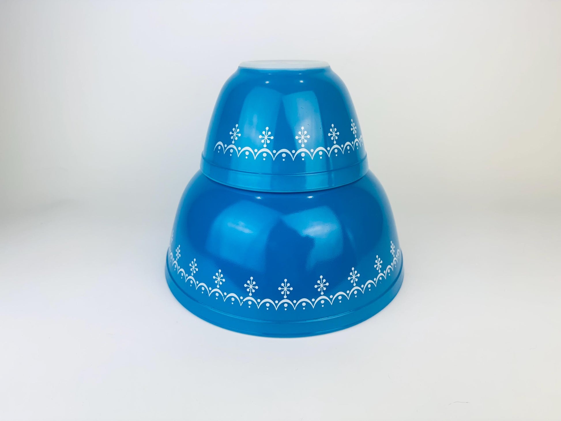 Product image for 'vintage snowflake blue garland pyrex glass mixing bowls sold separately' (view a885af)