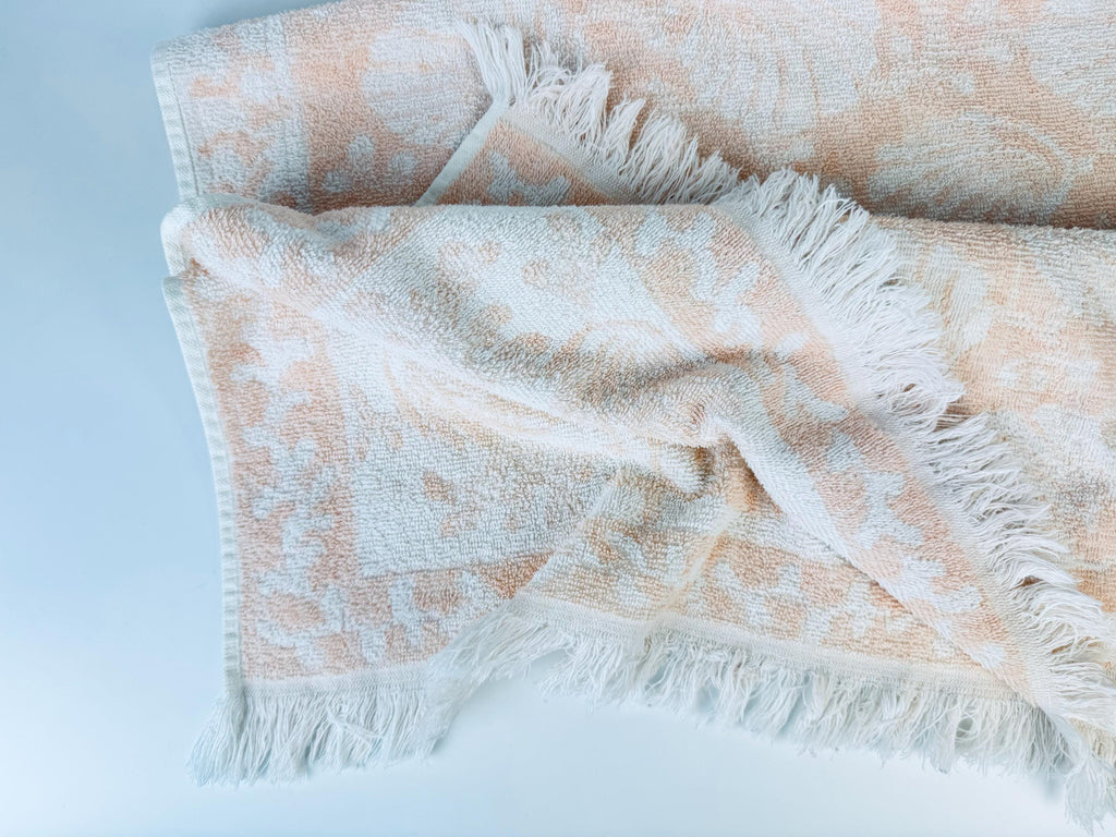 Product image for 'vintage pink white shell print fringe bath towel' (view 05e922)