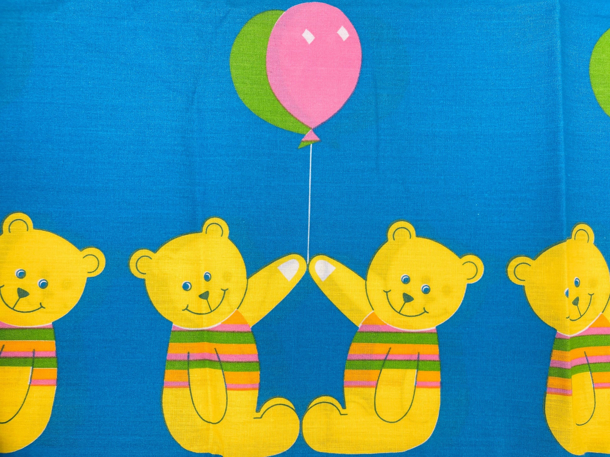 Product image for 'vintage 1980s kids bear balloon pattern queen pillow case cover set two 2 new old stock nos made in canada' (view 254d41)