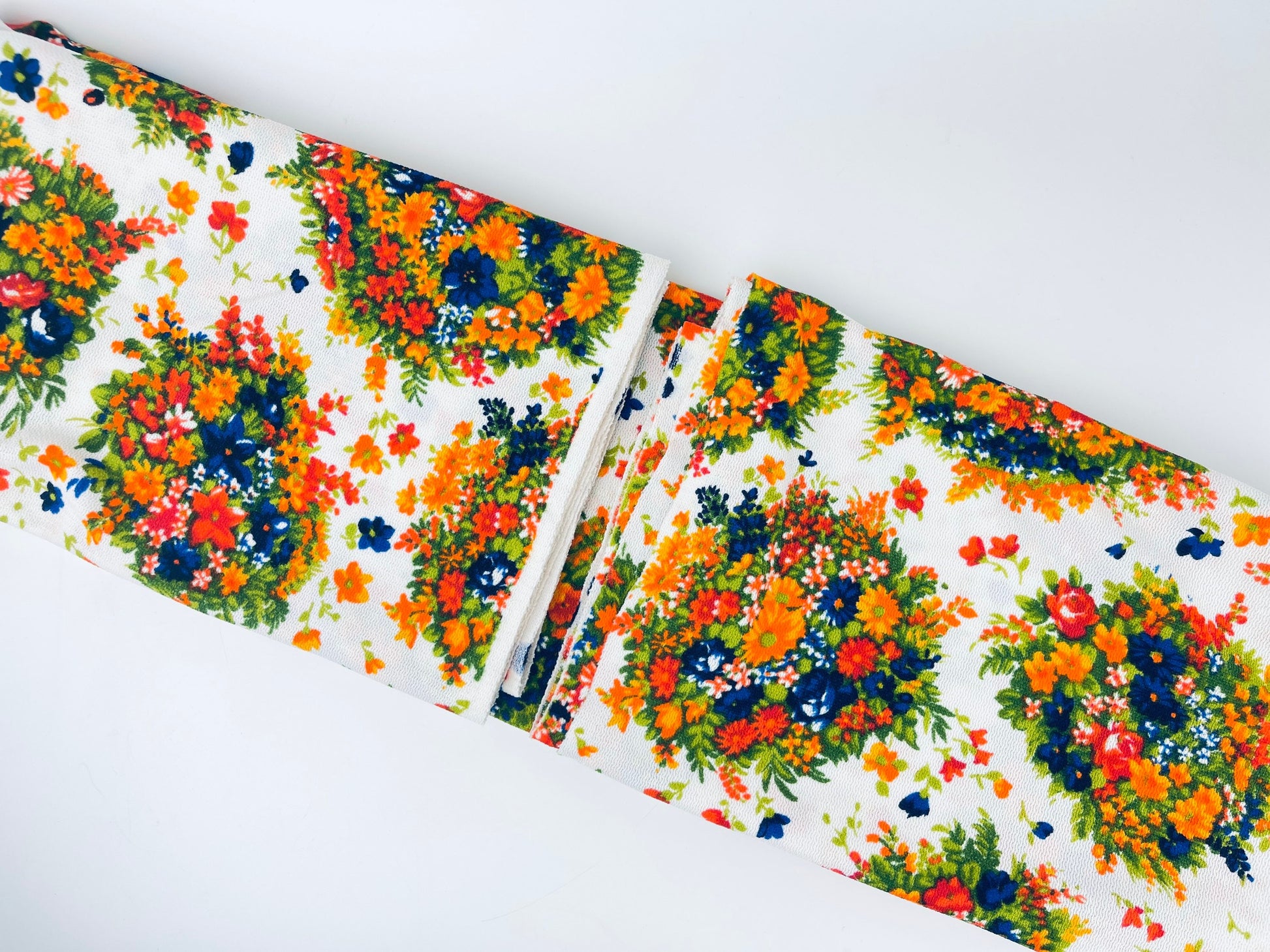 Product image for 'vintage bright floral white polyester stretch fabric 46 x 88' (view 88255e)