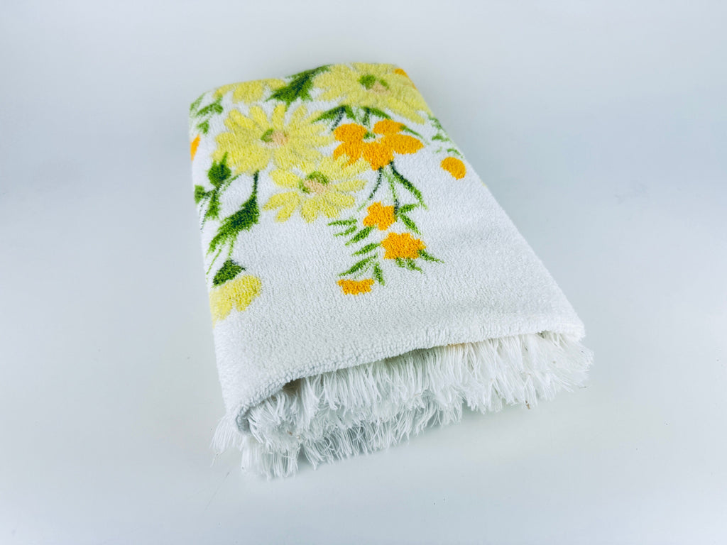 Product image for 'vintage floral bouquet white fringe bath towel wabasso made in canada' (view 16a8f9)