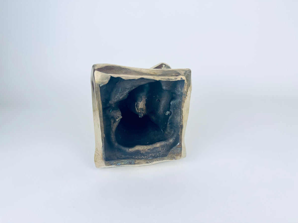 Bottom of sculpture