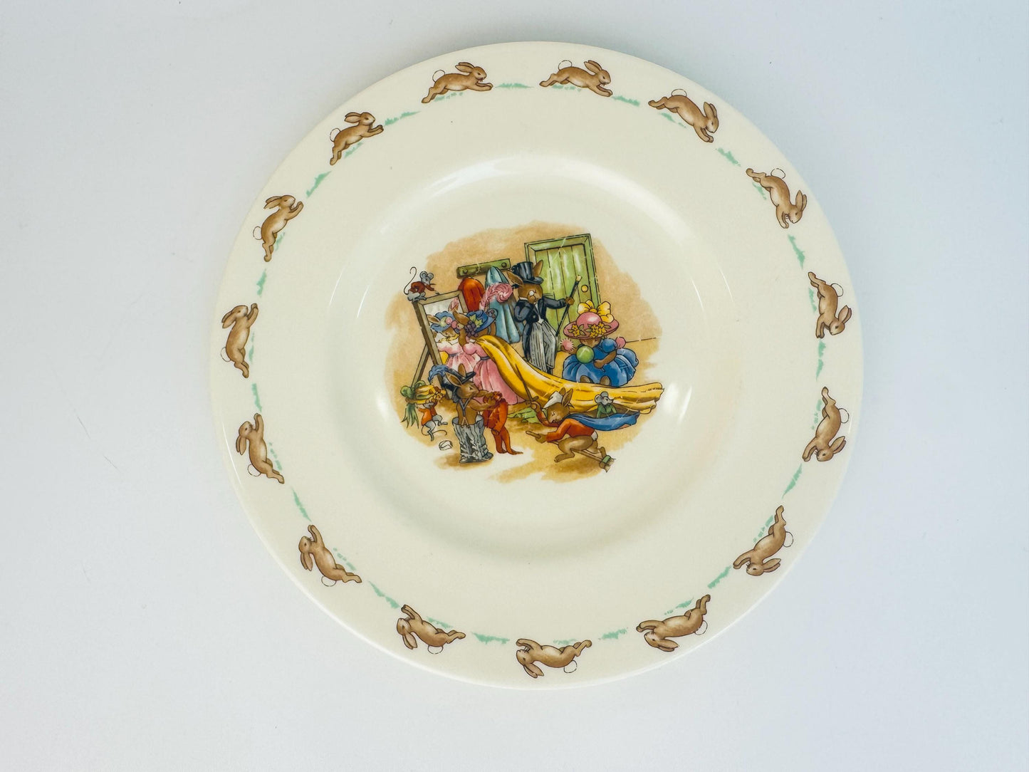 Assiette Royal Doulton vintage Bunnykins « Dressing Up » - Vaisselle de chambre d'enfant anglaise en céramique crème des années 1950