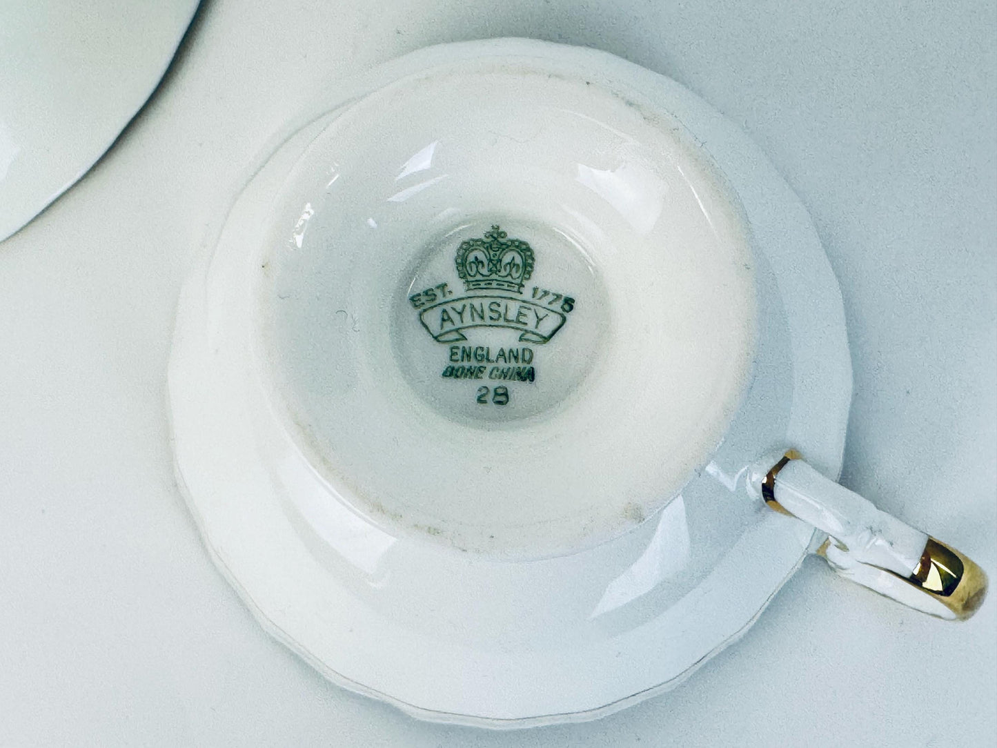 Tasse à thé et soucoupe vintage « AYNSLEY » en porcelaine bleu turquoise, blanc et or – Motif floral rose – Fabriquée en Angleterre