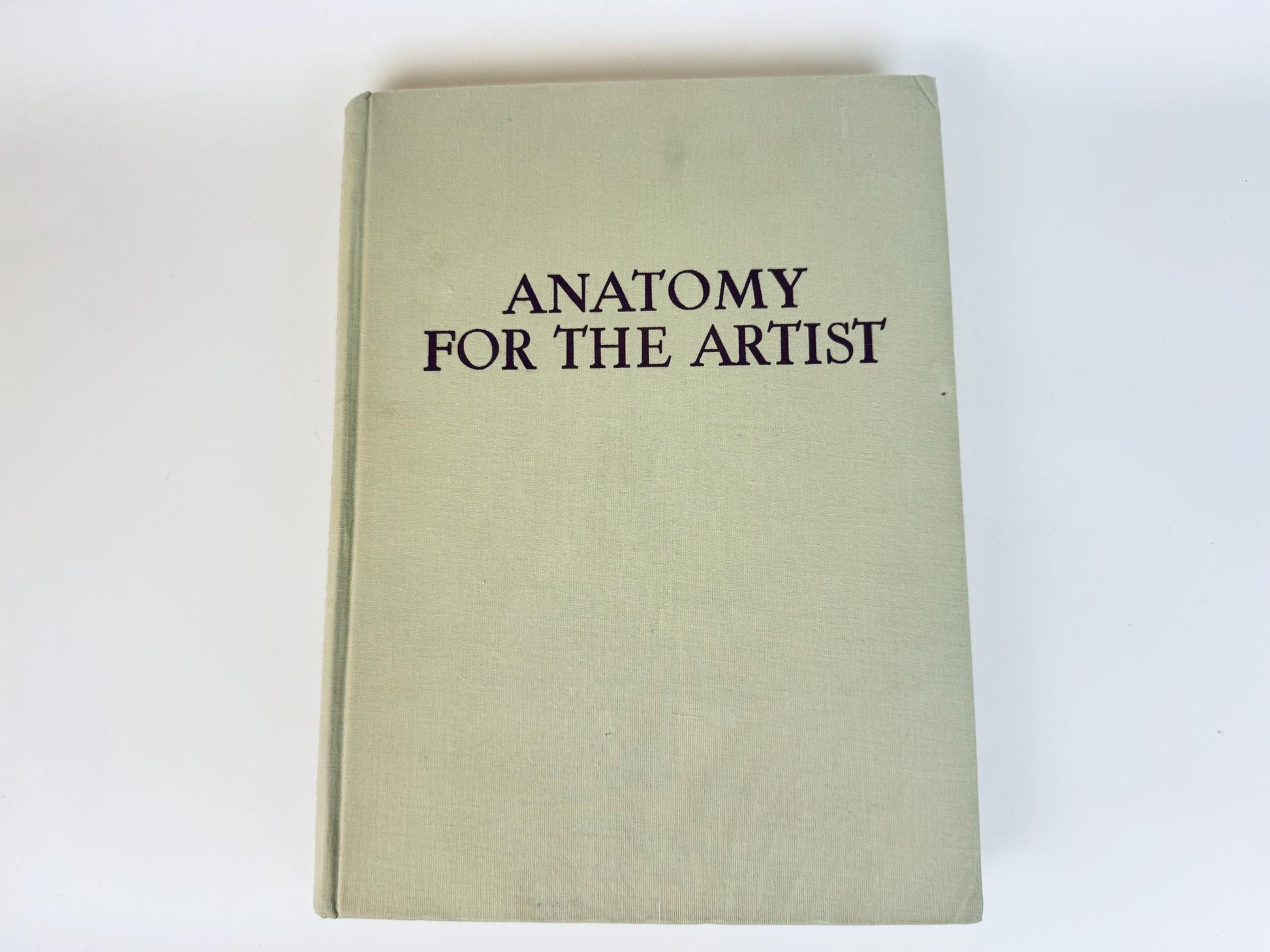 Book titled 'Anatomy for the Artist' on a white background