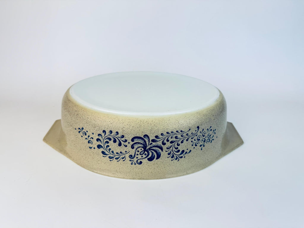 Vintage 1970s Pyrex “Homestead Tan Speckled Blue Scroll Casserole Dish  2.5 L #045 Oval Ovenware