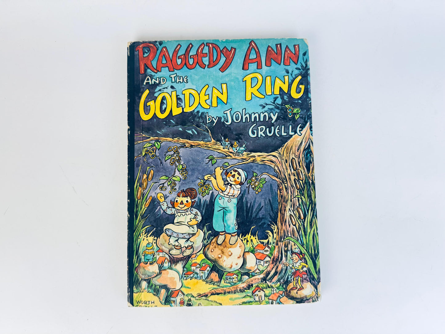 Book cover of 'Raggedy Ann and the Golden Ring' by Johnny Gruelle on a light gray background