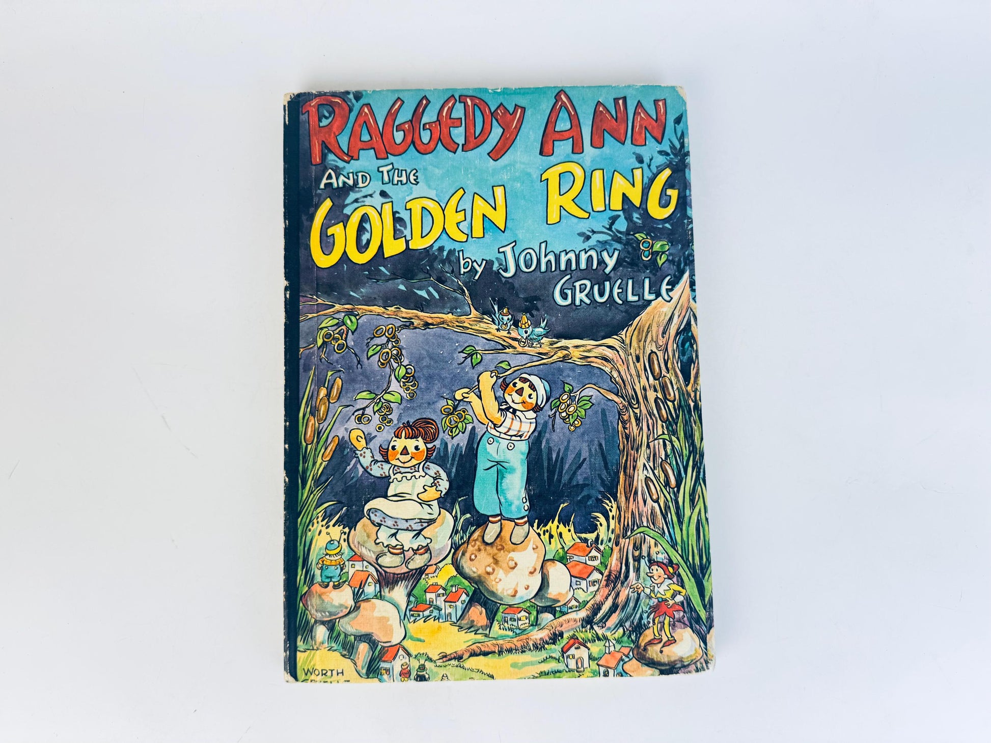Book cover of 'Raggedy Ann and the Golden Ring' by Johnny Gruelle on a light gray background